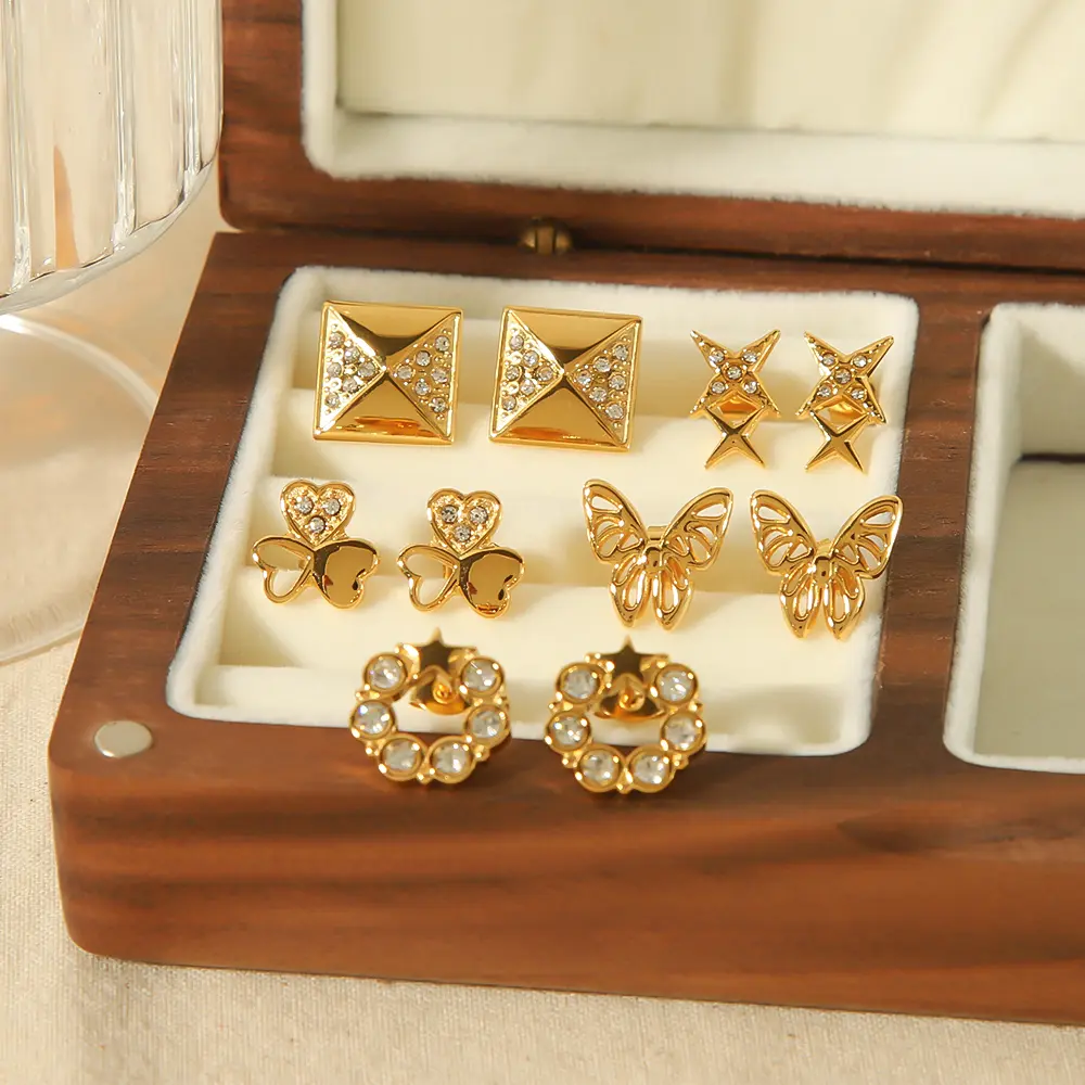 1 Pair Exquisite Sweet Style Hollow Butterfly Shape Satinless Steel 18K Gold Plated Women's Stud Earrings 